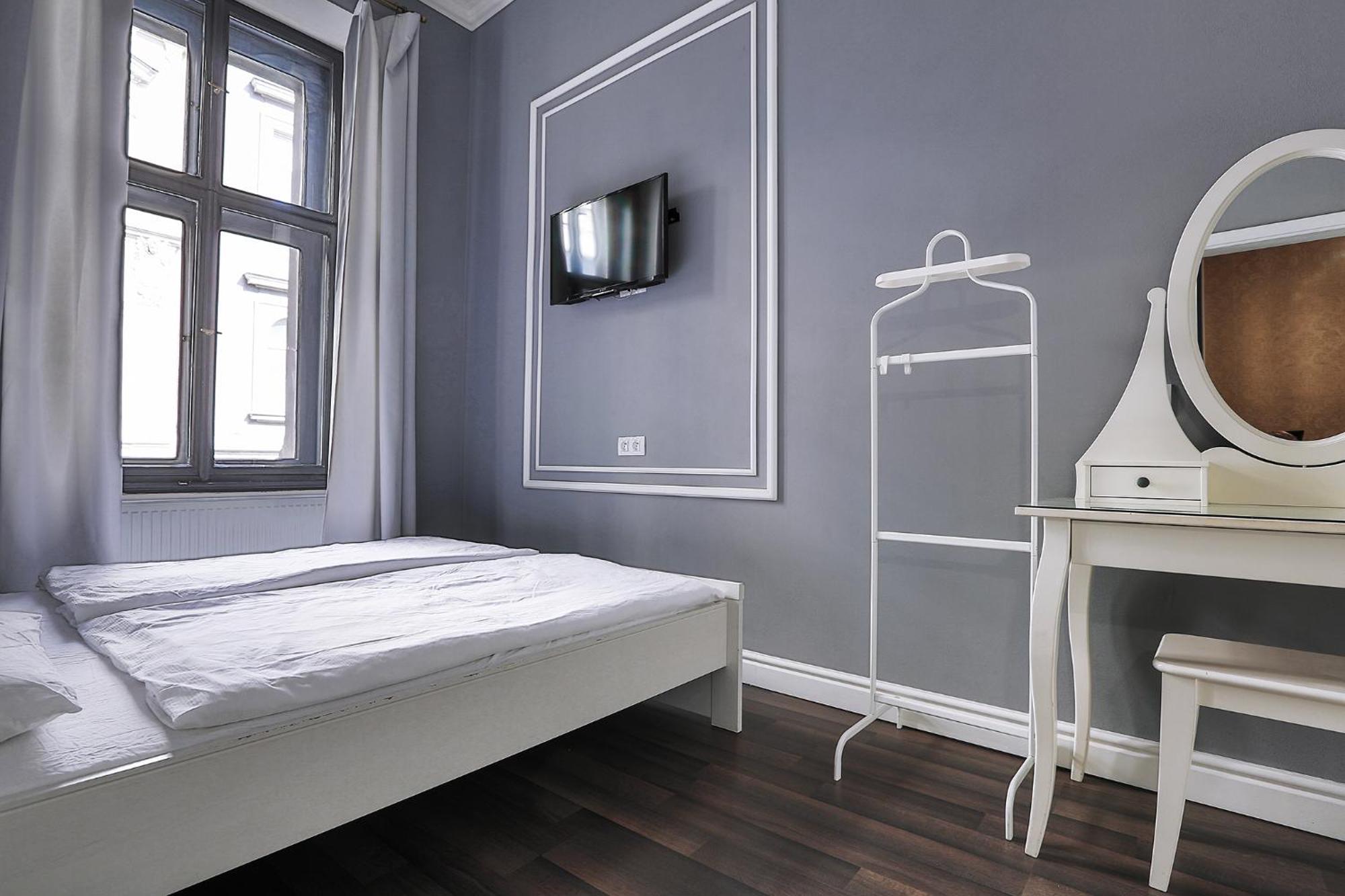 Two-Bedroom Haven In The Old Town Прага Экстерьер фото